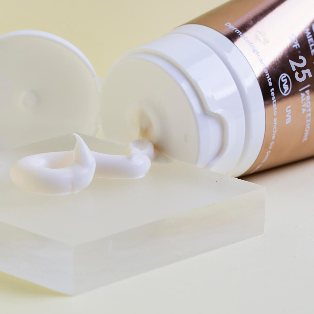 Organic Sunscreen SPF 25 UVA/UVB – Hydrating, Non-Greasy, No White Cast, Lightweight – 50ml Travel Size for Sensitive & Acne-Prone Skin